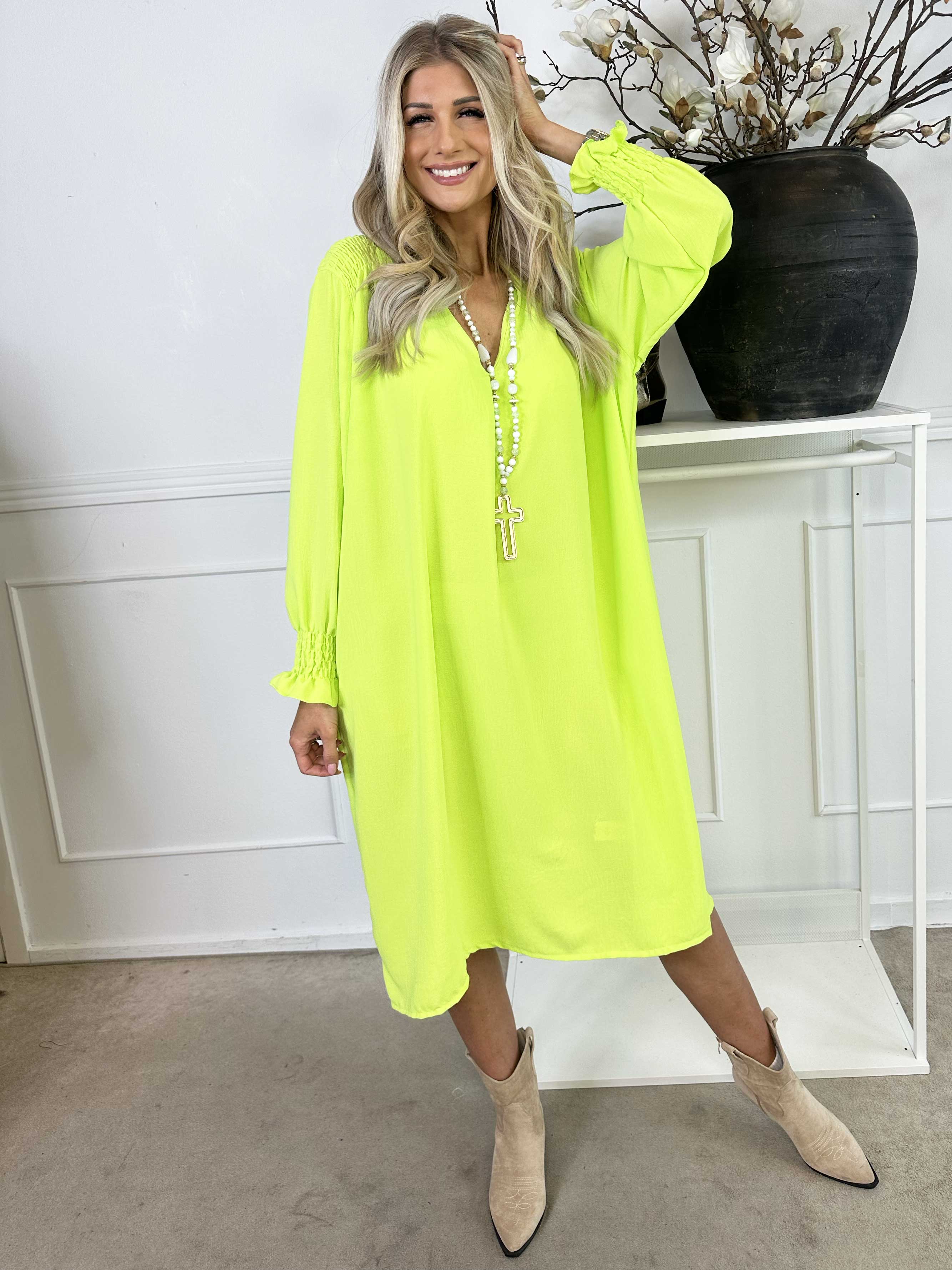 Marisol - Sød kjole med smock og v-udskæring